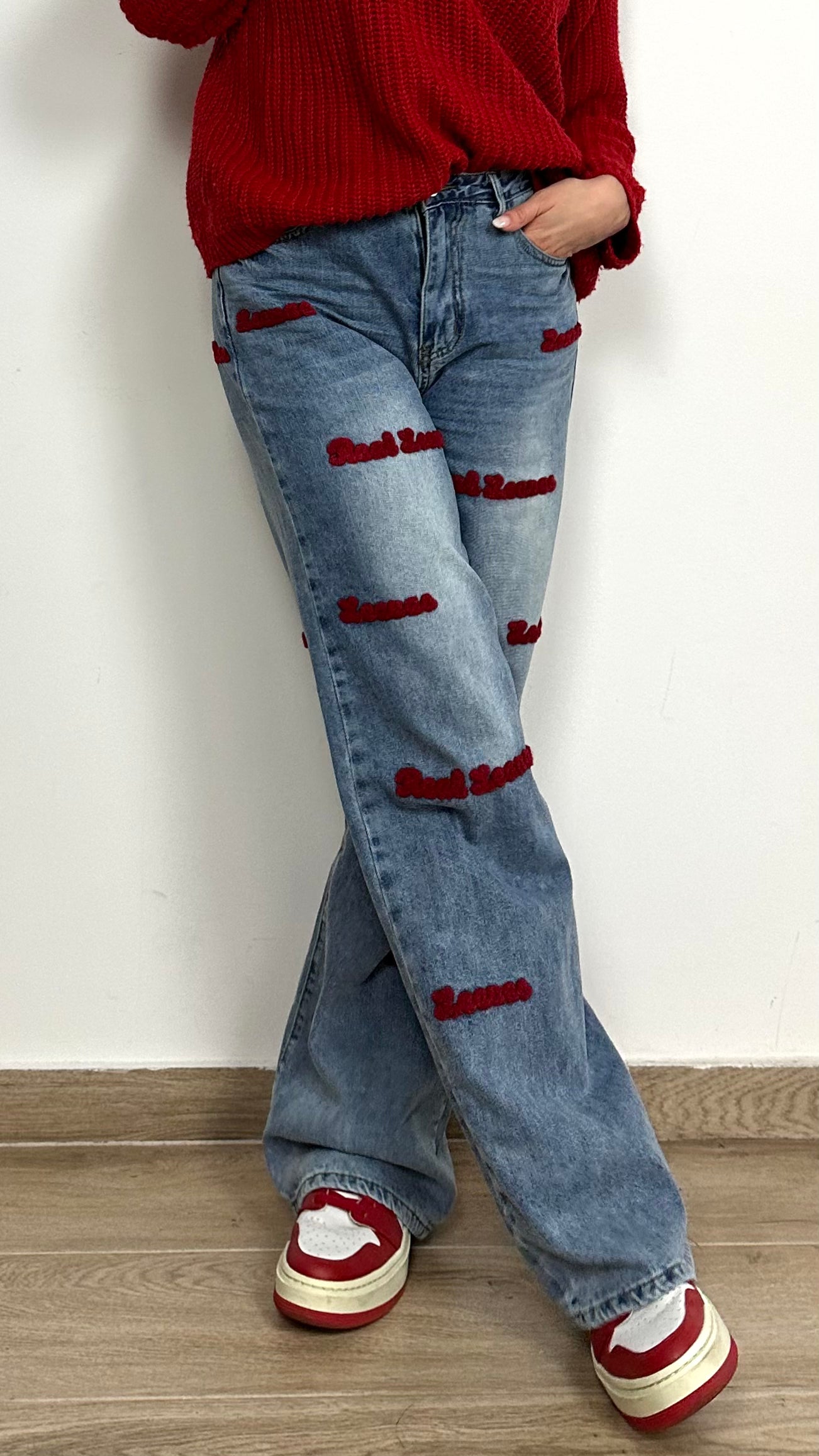 Jeans con scritte a gamba larga