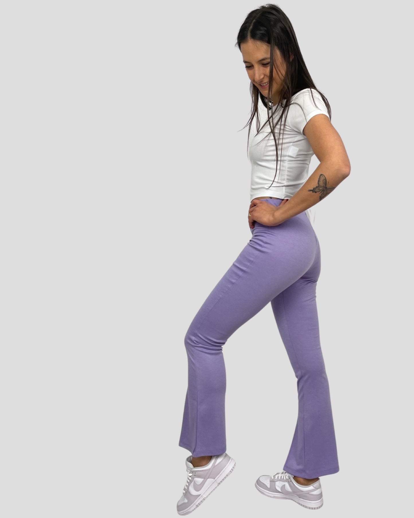 Pantaloni lilla con spacchi