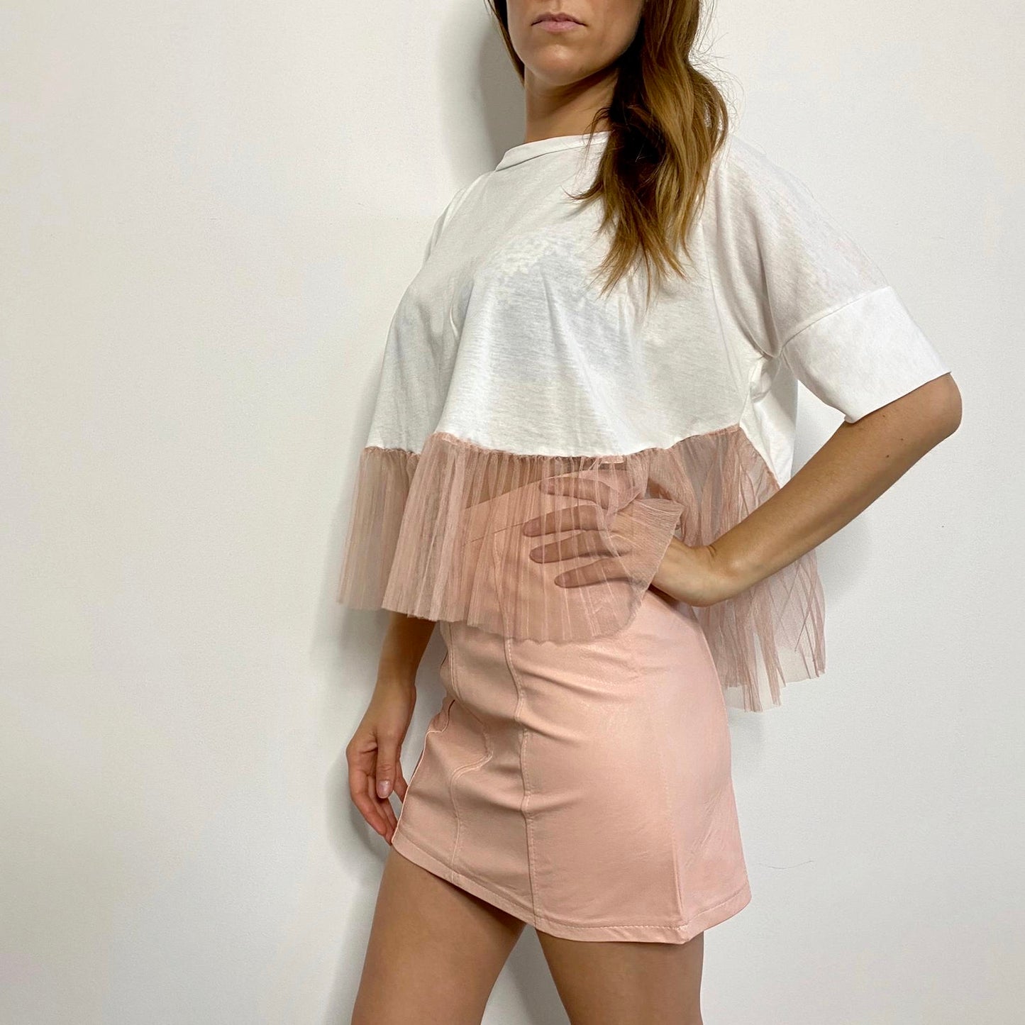 T-shirt crop bianca con tulle rosa